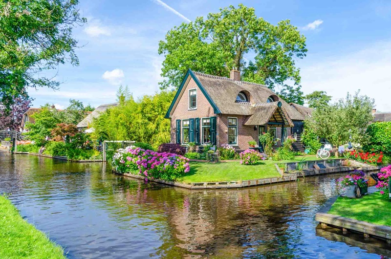 Giethoorn mit öffentlicher Bootsfahrt und Zaanse Schans Tagestour ab Amsterdam