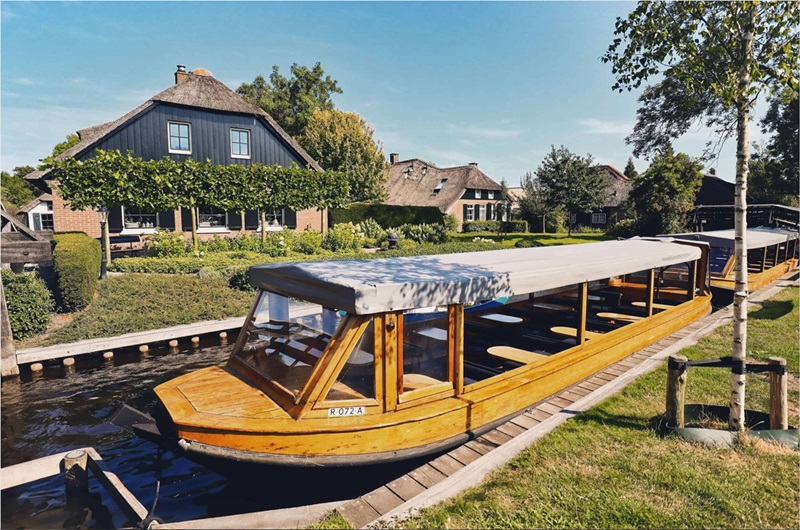 Giethoorn with Public Boat Cruise and Visit Afsluitdijk Visitor Center